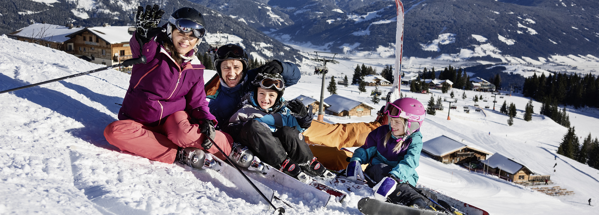 Familie beim Skifahren in Flachau