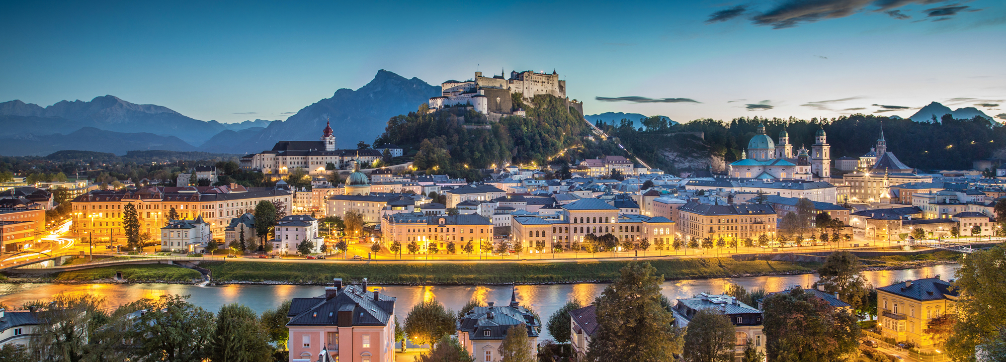 Stadt Salzburg in der Dämmerung