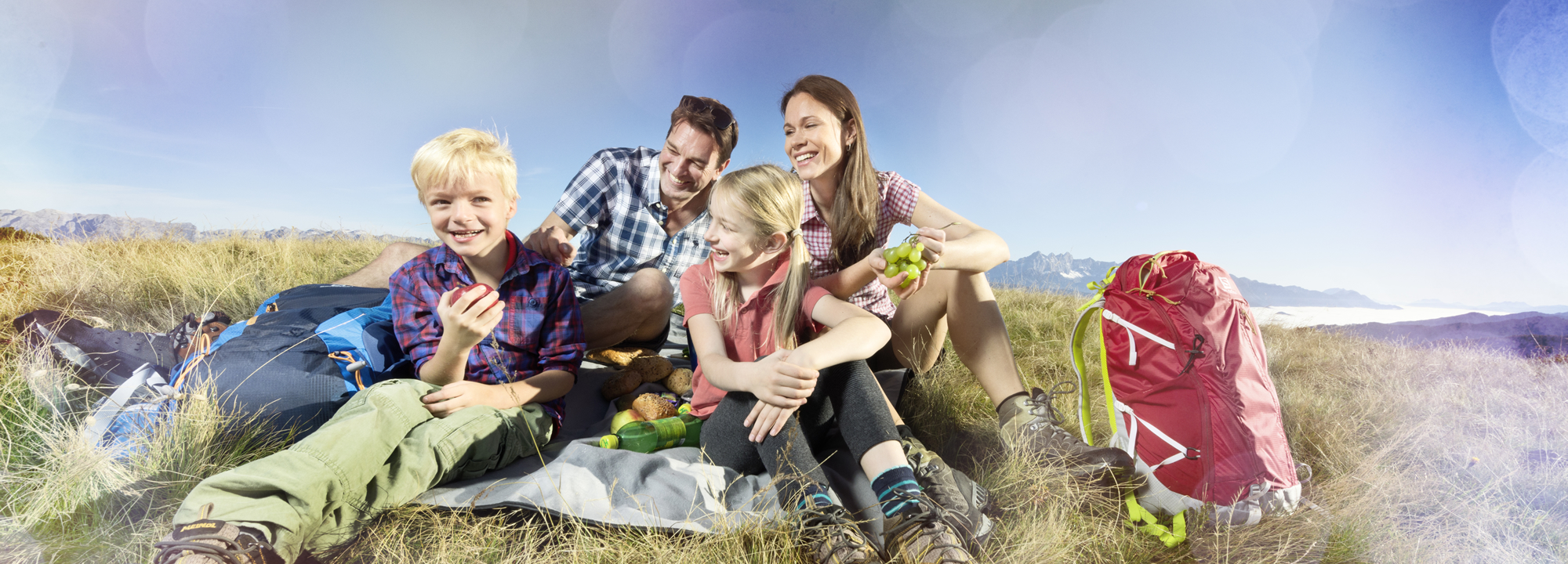 Familie macht Rast vom Wandern in Flachau, Salzburger Land